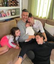 Μία χιουμοριστική φωτογραφία του Στέλιου Κρητικού και με τα τέσσερα παιδιά του. "Τα παιδιά μου είναι όλα ξύπνια ! Ξέρουν πότε και πού να κουρνιάσουν!" έγραψε στην ανάρτησή του.