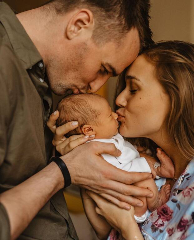 Γονείς τις πρώτες μέρες με το μωρό στο σπίτι - Πηγή φωτογραφίας: Instagram / fotografie_eweliny