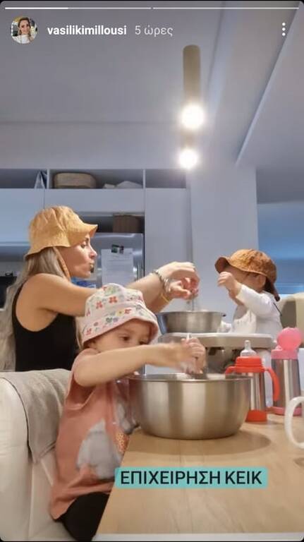 Μαμά και κόρες με καπέλα κάνουν κέικ