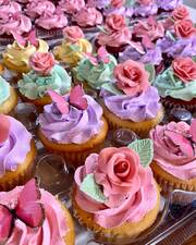 Cupcakes σε έντονα χρώματα με λουλούδια - Πηγή φωτογραφίας: Instagram / isascakeny