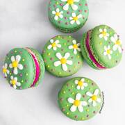 Macaron με λουλούδια σε πράσινο χρώμα - Πηγή φωτογραφίας: Instagram / thetipsymacaron
