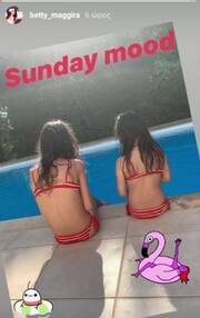 Οι δύο αδερφές απολαμβάνουν το μπάνιο τους στην πισίνα