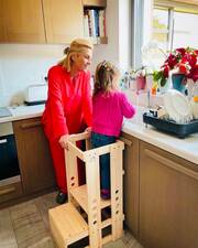 Τζένη Μπότση: Ξεκίνησε τα μαγειρέματα με την κόρη της - Η απίθανη νέα φώτο