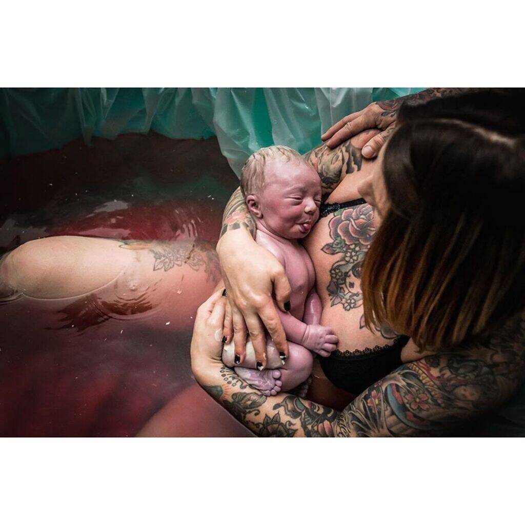 Νεογέννητο στην αγκαλιά της μαμάς του λίγο μετά τον τοκετό - Πηγή φωτογραφίας: Instagram / monetnicolebirths