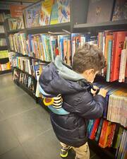 O γιος της διάσημης μαμάς, ψάχνει τι βιβλίο να διαλέξει.