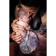 Ομφάλιος Λώρος  στα χέρια μιας μαμάς - Photo by monetnicolebirths on Instagram