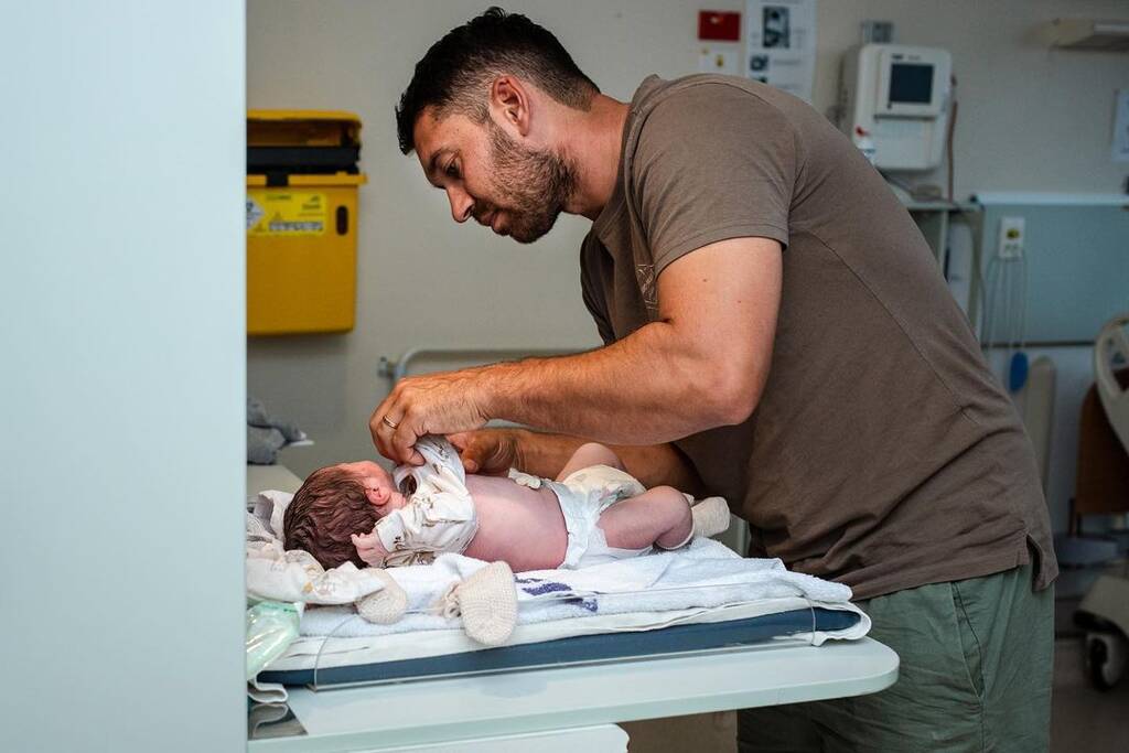 Μπαμπάς ντύνει το μωρό του στο μαιευτήριο - Πηγή φωτογραφίας: Instagram / nz_birthstories