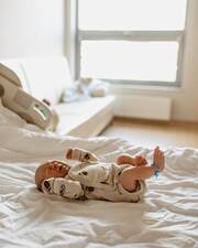 Νεογέννητο στο κρεβάτι της μαμά τους στο μαιευτήριο. - Πηγή φωτογραφίας: Instagram / fotografie_eweliny