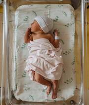 Μωράκι στην κούνια του μαιευτηρίου. - Πηγή φωτογραφίας: Instagram / fotografie_eweliny