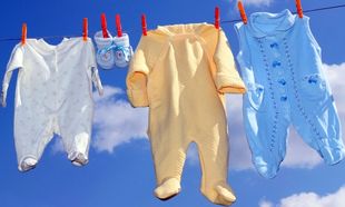 Γιατί δεν πρέπει να πλένουμε τα ρούχα του μωρού μας με το δικό μας απορρυπαντικό;