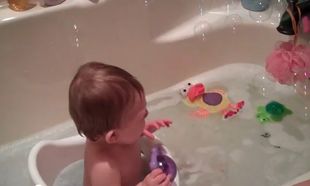 Βίντεο: Μωρό τρομάζει με τις μπουρμπουλήθρες!