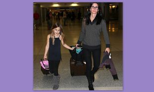 Courteney Cox – Coco: Μαμά και κόρη ταξιδεύουν με στιλ