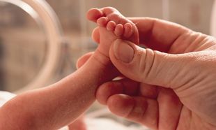 Έρευνα: Η δερματική επαφή με πρόωρα μωρά ευνοεί την ταχύτερη ανάπτυξη του εγκεφάλου τους