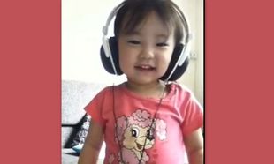Δείτε πώς αντιδρά ένα κοριτσάκι, ακούγοντας από την αρχή ως το τέλος το Gangnam Style!