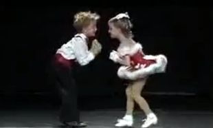 Βίντεο: Τα 5χρονα δίδυμα που τρελαίνουν με τον χορό τους!
