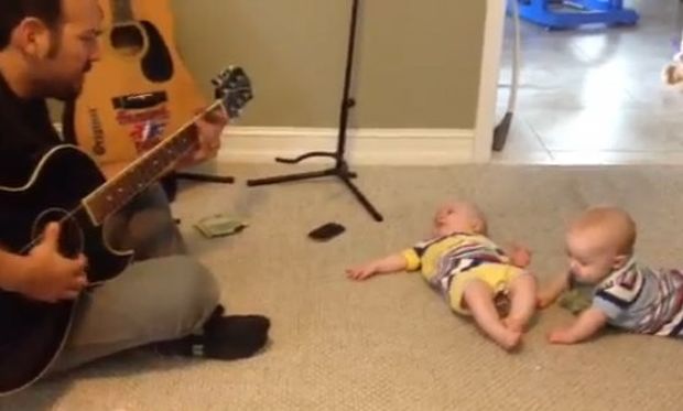 Βίντεο: Ο μπαμπάς παίζει κιθάρα και τα δίδυμα, χορεύουν!