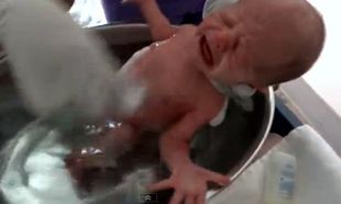 Δείτε πώς πρέπει να κάνετε μπάνιο το νεογέννητο μωρό σας!