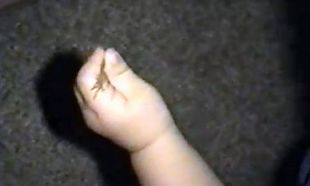 Βίντεο: Μπόμπιρας παίζει με ένα βατραχάκι όταν ξαφνικά… 