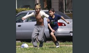 Οι γιοι των Brand Pitt και Angelina Jolie μεγάλωσαν και παίζουν ποδόσφαιρο!