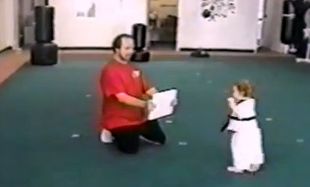 Βίντεο: Η πιο μικρή εκδοχή του Karate kid που έχετε δει!