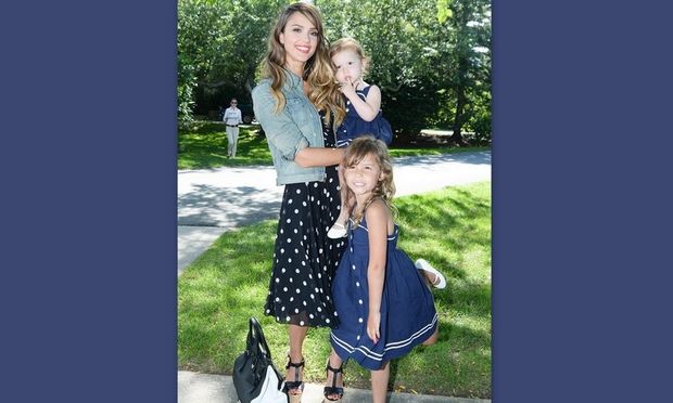 Οι κόρες της Τζέσικα Άλμπα με ασορτί φορέματα σε επίδειξη παιδικής μόδας!