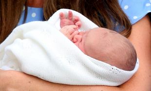 Στο Twitter οι πρώτες επίσημες φωτογραφίες του βασιλικού μωρού!