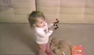 Τι έχει αυτό το κοριτσάκι στα χέρια του; (βίντεο)
