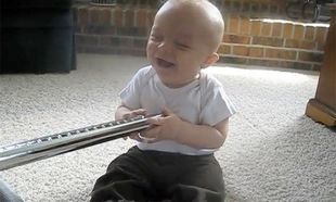 Τι μπορεί να κάνει ένα μωρό πάνω σε σκούπα; Δείτε το ξεκαρδιστικό βίντεο