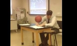 Καθηγητής σχολείου στριφογυρνάει μπάλα μπάσκετ πάνω σε στυλό ενώ γράφει! (βίντεο)