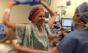 Γυναίκα που έκανε διπλή μαστεκτομή, χορεύει μέσα στο χειρουργείο με τους γιατρούς! (βίντεο)