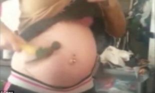 Έγκυος χτυπάει με σφυρί την κοιλιά της λίγο πριν γεννήσει (vid & pics)