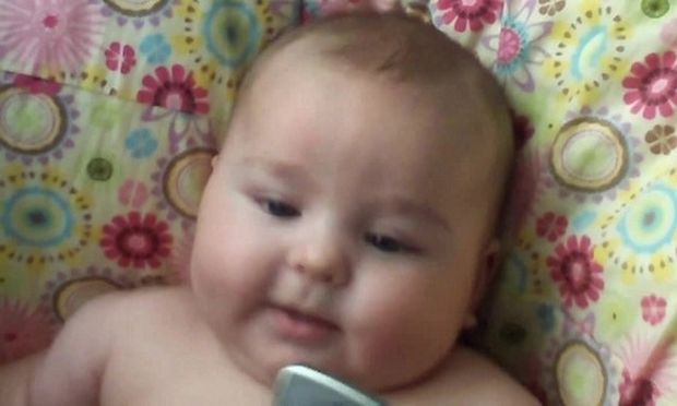 Τι κάνει ένα μωρό όταν ακούσει το γέλιο ενός άλλου μωρού; Δείτε το βίντεο που έχει ξεπεράσει τα 24 εκατ. κλικ στο youtube!