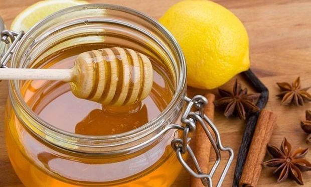 Μία κουταλιά μέλι πριν τον ύπνο βοηθά στο αδυνάτισμα