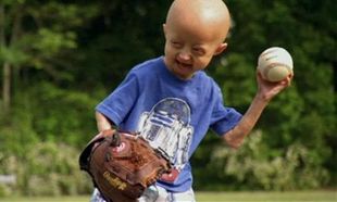 Η χαρά που δίνει το μπέιζμπολ σε ένα εφτάχρονο αγοράκι με σπάνια ασθένεια (βίντεο)