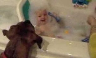 Τι κάνει διασκεδαστικό το μπάνιο ενός μωρού; Δείτε το βίντεο και θα το μάθετε!