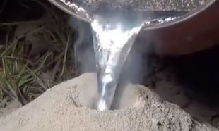 Έριξε αλουμίνιο σε φωλιά μυρμηγκιών στην αυλή του και δείτε τι έβγαλε (βίντεο)