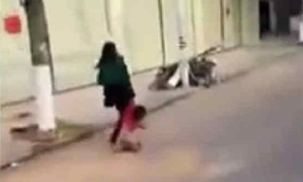 Βίντεο σοκ με μητέρα να κακοποιεί το παιδί της στο δρόμο κάνει το γύρο του διαδικτύου