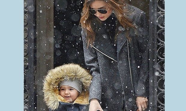 Μιράντα Κερ: Βόλτα στα χιόνια με τον γιο της! (φωτογραφίες)