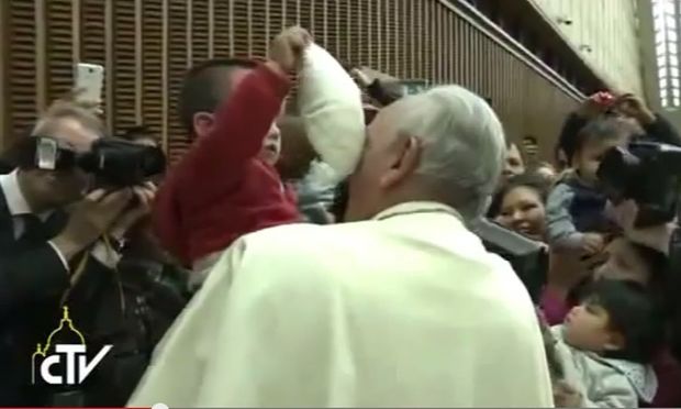 Αγοράκι κάνει καψόνια στον Πάπα! Δείτε το αστείο βίντεο με τον αδιαμαρτύρητο Ποντίφικα! (βίντεο)