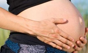 Εγκυμοσύνη χωρίς ερωτική επαφή; 1 στις 200 γυναίκες ισχυρίζονται ότι... μύρισαν τον κρίνο!