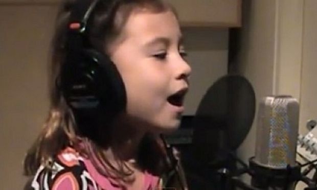 Η 7χρονη με τη «θεία» φωνή τραγουδάει για τη μητέρα που έχασε-Δείτε το συγκινητικό βίντεο