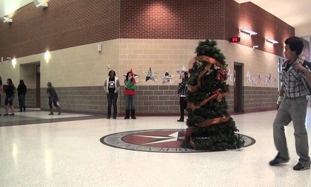 Το χριστουγεννιάτικο δέντρο κινείται και σκορπίζει τον τρόμο! Το βίντεο που σαρώνει!