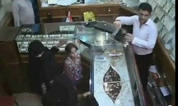 Απίστευτο! Η στιγμή που μία 6χρονη κλέβει 133.000 δολάρια από χρυσοχοείο (βίντεο)