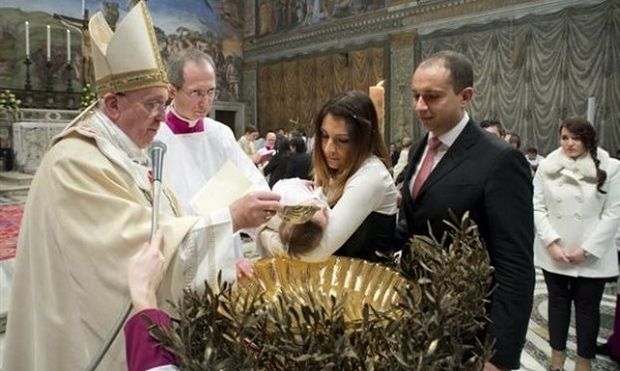 Ο Πάπας βάφτισε μωρό εκτός θρησκευτικού γάμου και προέτρεψε τις μητέρες να θηλάσουν την ώρα του μυστηρίου!