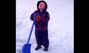 Ο 4χρονος που ζητάει τη βοήθεια του Θεού για να ζεστάνει το χιόνι! (βίντεο)