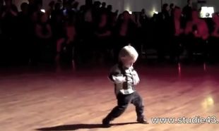 Απολαυστικό! Δίχρονος χορεύει jive στον ρυθμό του Ελβις Πρίσλεϊ! (βίντεο)