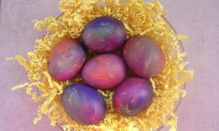 Βάφουμε πολύχρωμα αυγά με χαρτιά γκοφρέ