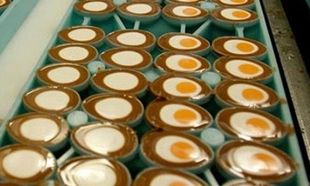 Μοναδικό! Έτσι φτιάχνονται τα σοκολατένια πασχαλινά αυγά! (βίντεο)