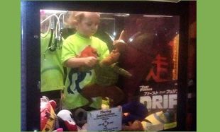 Τρίχρονος βρέθηκε μέσα σε μηχανή για κούκλες