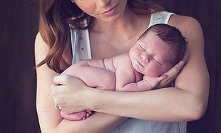Πόσο τρυφερό! Η διάσημη μαμά μας συστήνει το νεογέννητο μωράκι της! (εικόνες)